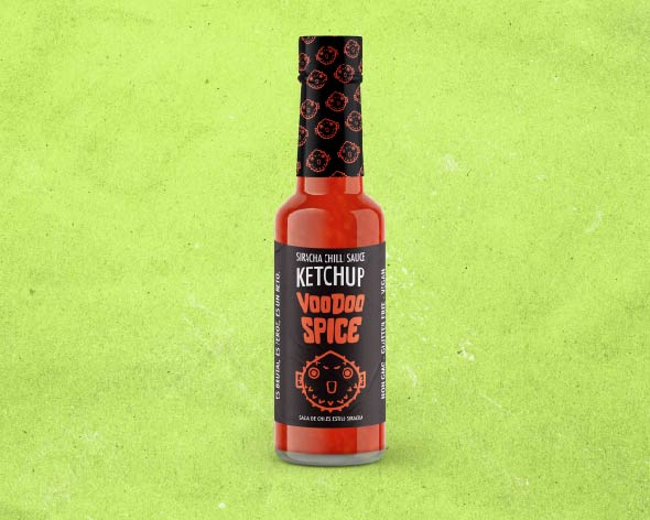 Salsa_Infierno Botella de Voodoo Spice Sriracha Chili Sauce Ketchup, salsa roja visible a través del vidrio, etiqueta negra con logo naranja y sello de cara vudú, tapa envuelta en papel negro con patrón repetido del ícono de la marca. Non GMO, gluten free, vegana.